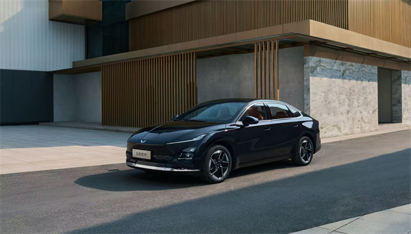 10.98万元起！五菱星光2025款开启预售，携手《和平精英》打造年轻人的智能实战利器！