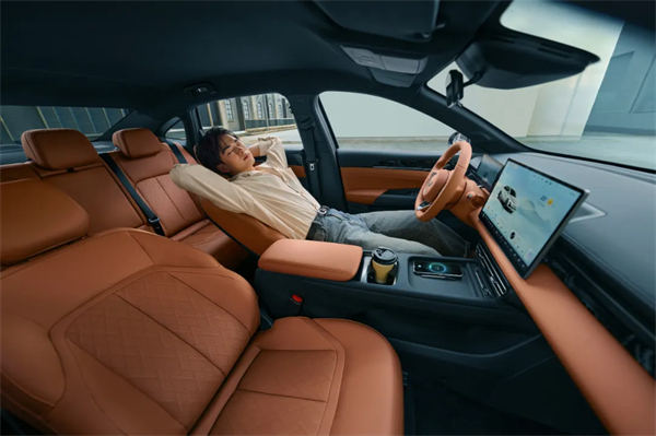 限时先享置换一口价！「10万级600续航中级轿车」五菱星光2025款正式上市！